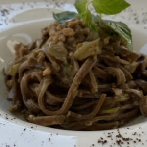 Tagliolini au café, courgettes et menthe : un plat né pour surprendre