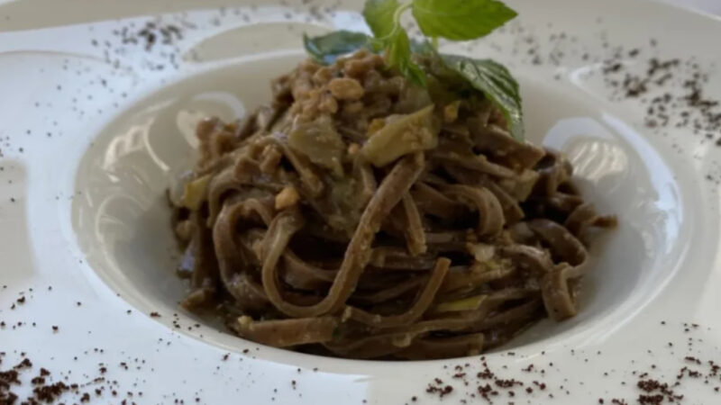 Tagliolini au café, courgettes et menthe : un plat né pour surprendre