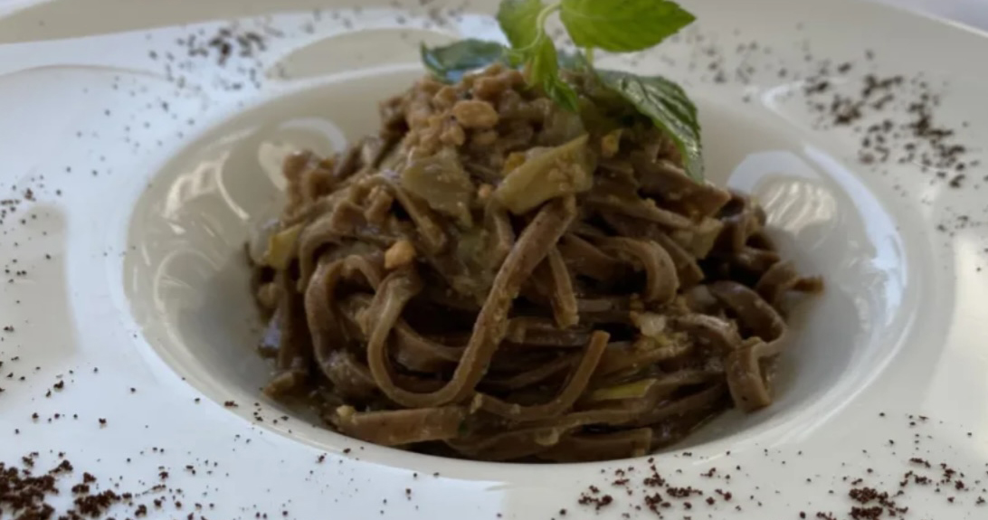 Tagliolini au café, courgettes et menthe : un plat né pour surprendre