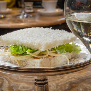 Joyeux anniversaire au tramezzino, l’amuse-bouche italien préféré qui accompagne l’apéritif depuis 100 ans !