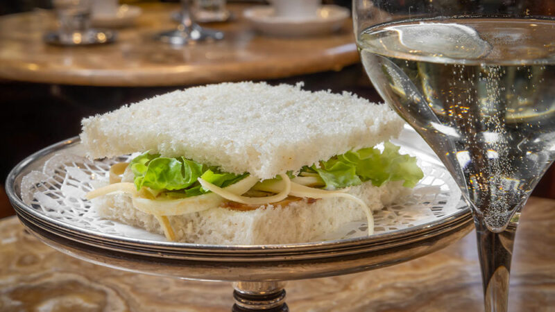 Joyeux anniversaire au tramezzino, l’amuse-bouche italien préféré qui accompagne l’apéritif depuis 100 ans !