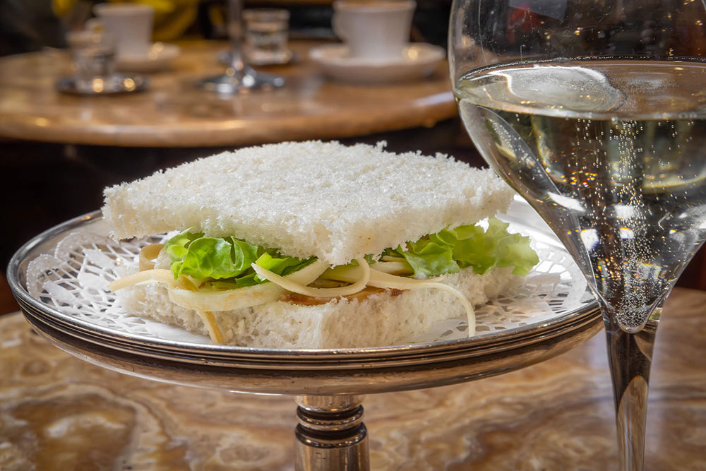 Joyeux anniversaire au tramezzino, l’amuse-bouche italien préféré qui accompagne l’apéritif depuis 100 ans !